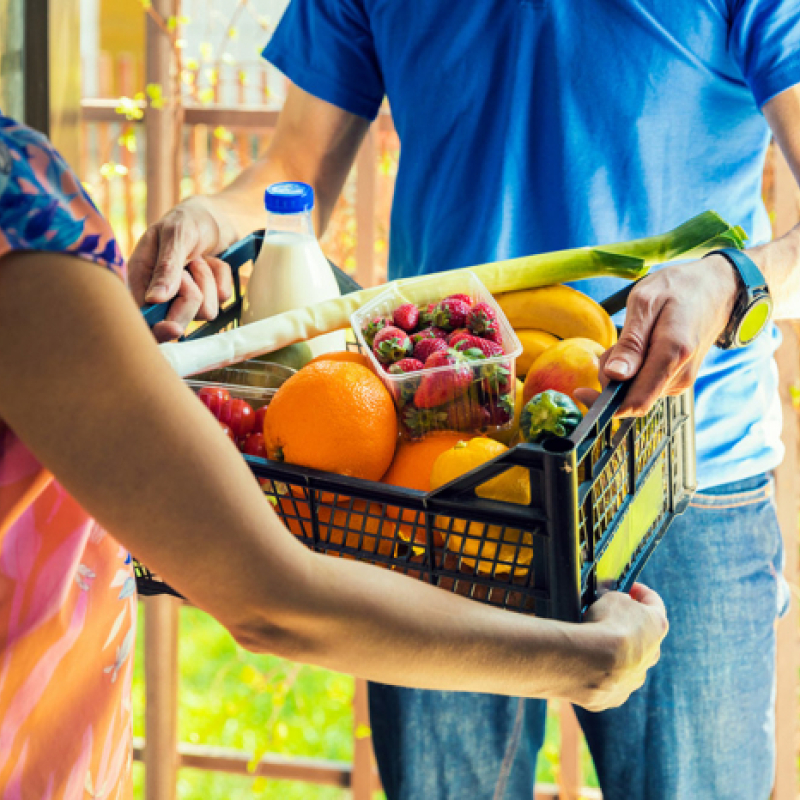 Livraison de portage de repas à domicile chez une personne âgée à Bordeaux