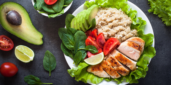 Assiette d'une salade composée : poulet, tomate, avocat, salade