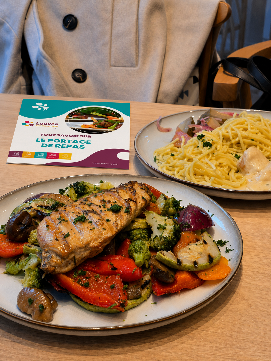 photo d'une personne aidant un bénéficière - portage de repas équilibré
